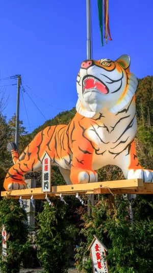 無料スマホ壁紙 寅年のジャンボ干支。AndroidとiPhoneに対応した4K高画質の無料待ち受け画像。三重県津市の辰水神社のジャンボ干支で撮影したフリー写真素材