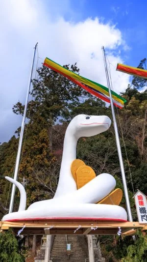 無料スマホ壁紙 白蛇の開運待ち受け。AndroidとiPhoneに対応した4K高画質の無料待ち受け画像。三重県津市の辰水神社のジャンボ干支で撮影したフリー写真素材