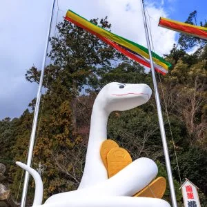 無料スマホ壁紙 白蛇の開運待ち受け。AndroidとiPhoneに対応した4K高画質の無料待ち受け画像。三重県津市の辰水神社のジャンボ干支で撮影したフリー写真素材