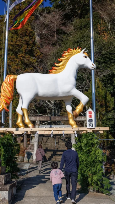 無料壁紙 午ジャンボ干支を参拝する人。PCとデスクトップ壁紙に最適な4K高画質の無料壁紙。三重県津市の辰水神社のジャンボ干支で撮影したフリー写真素材