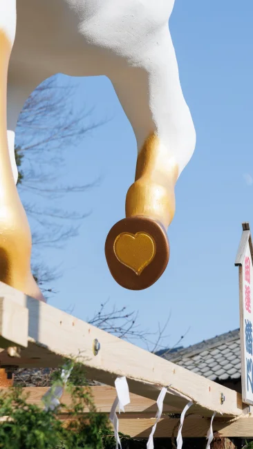 無料壁紙 右足のヒヅメにある♥️。PCとデスクトップ壁紙に最適な4K高画質の無料壁紙。三重県津市の辰水神社のジャンボ干支で撮影したフリー写真素材