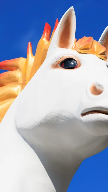 無料壁紙 午ジャンボ干支の凛々しい顔。PCとデスクトップ壁紙に最適な4K高画質の無料壁紙。三重県津市の辰水神社のジャンボ干支で撮影したフリー写真素材