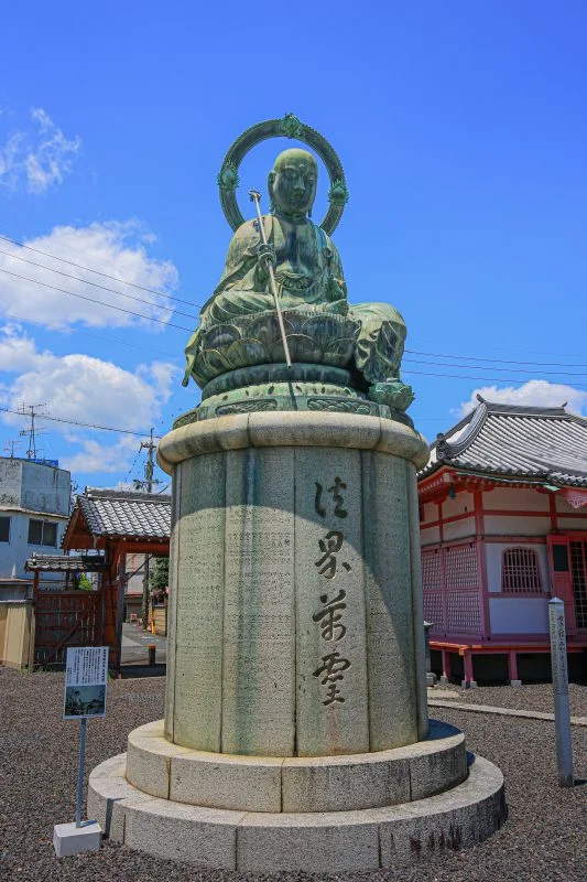 無料スマホ壁紙 地蔵菩薩像。AndroidとiPhoneに対応した4K高画質の無料待ち受け画像。三重県津市の津観音で撮影したフリー写真素材