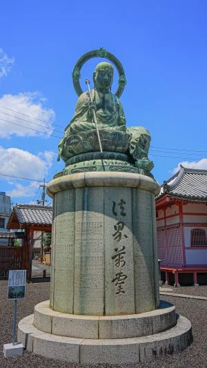 無料スマホ壁紙 地蔵菩薩像。AndroidとiPhoneに対応した4K高画質の無料待ち受け画像。三重県津市の津観音で撮影したフリー写真素材