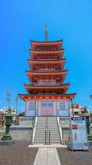 無料スマホ壁紙 五重塔。AndroidとiPhoneに対応した4K高画質の無料待ち受け画像。三重県津市の津観音で撮影したフリー写真素材