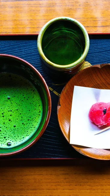 無料壁紙 眺梅亭の梅菓子と抹茶。PCとデスクトップ壁紙に最適な4K高画質の無料壁紙。三重県津市の結城神社の梅苑で撮影したフリー写真素材