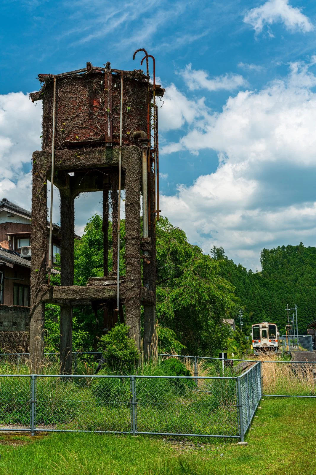 無料スマホ壁紙 給水塔と初夏の伊勢奥津駅。AndroidとiPhoneに対応した4K高画質の無料待ち受け画像。三重県鉄道の名松線で撮影したフリー写真素材