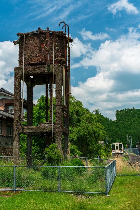 無料スマホ壁紙 給水塔と初夏の伊勢奥津駅。AndroidとiPhoneに対応した4K高画質の無料待ち受け画像。三重県鉄道の名松線で撮影したフリー写真素材