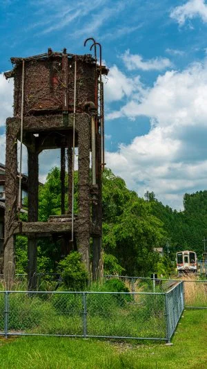 無料スマホ壁紙 給水塔と初夏の伊勢奥津駅。AndroidとiPhoneに対応した4K高画質の無料待ち受け画像。三重県鉄道の名松線で撮影したフリー写真素材