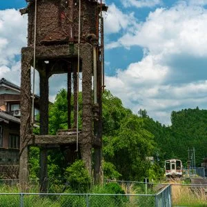 無料スマホ壁紙 給水塔と初夏の伊勢奥津駅。AndroidとiPhoneに対応した4K高画質の無料待ち受け画像。三重県鉄道の名松線で撮影したフリー写真素材