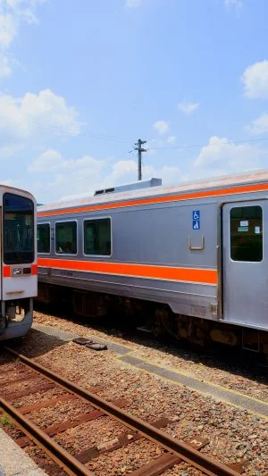 無料壁紙 家城駅での上下線入れ替え。PCとデスクトップ壁紙に最適な4K高画質の無料壁紙。三重県鉄道の名松線で撮影したフリー写真素材