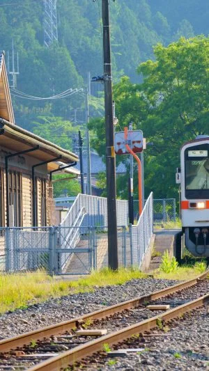 無料壁紙 新緑の伊勢奥津駅。PCとデスクトップ壁紙に最適な4K高画質の無料壁紙。三重県鉄道の名松線で撮影したフリー写真素材