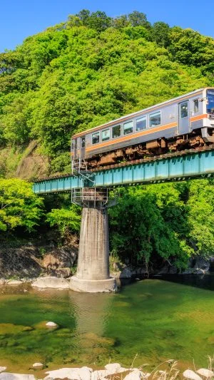 無料壁紙 新緑の伊勢鎌倉を走る車両。PCとデスクトップ壁紙に最適な4K高画質の無料壁紙。三重県鉄道の名松線で撮影したフリー写真素材