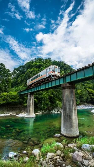 無料スマホ壁紙 伊勢鎌倉の鉄橋。AndroidとiPhoneに対応した4K高画質の無料待ち受け画像。三重県鉄道の名松線で撮影したフリー写真素材