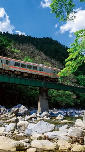 無料壁紙 雲出川の渓谷を走る。PCとデスクトップ壁紙に最適な4K高画質の無料壁紙。三重県鉄道の名松線で撮影したフリー写真素材