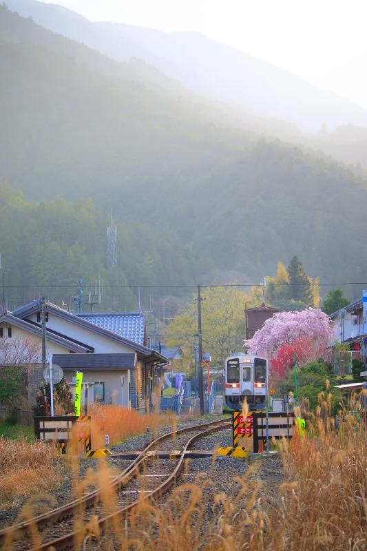 無料スマホ壁紙 春霞の伊勢奥津駅。AndroidとiPhoneに対応した4K高画質の無料待ち受け画像。三重県鉄道の名松線で撮影したフリー写真素材