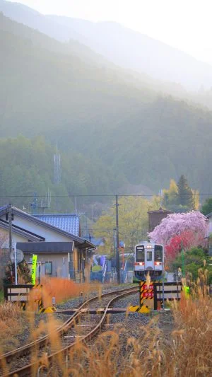 無料スマホ壁紙 春霞の伊勢奥津駅。AndroidとiPhoneに対応した4K高画質の無料待ち受け画像。三重県鉄道の名松線で撮影したフリー写真素材