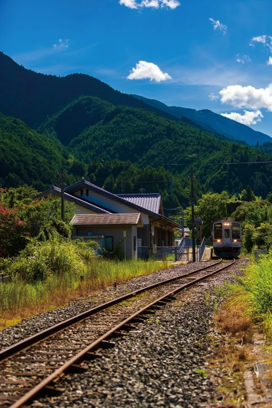 無料スマホ壁紙 夏の終りの伊勢奥津駅。AndroidとiPhoneに対応した4K高画質の無料待ち受け画像。三重県鉄道の名松線で撮影したフリー写真素材