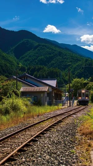 無料スマホ壁紙 夏の終りの伊勢奥津駅。AndroidとiPhoneに対応した4K高画質の無料待ち受け画像。三重県鉄道の名松線で撮影したフリー写真素材
