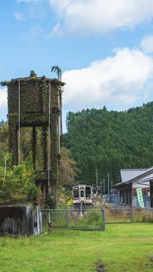 無料スマホ壁紙 給水塔と緑あふれる伊勢奥津駅。AndroidとiPhoneに対応した4K高画質の無料待ち受け画像。三重県鉄道の名松線で撮影したフリー写真素材