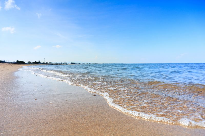 御殿場海岸の写真「青空と波打ち際」
