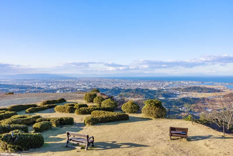 無料壁紙 伊勢平野を見渡せる広場。PCとデスクトップ壁紙に最適な4K高画質の無料壁紙。三重県伊勢市の一宇田展望台で撮影したフリー写真素材