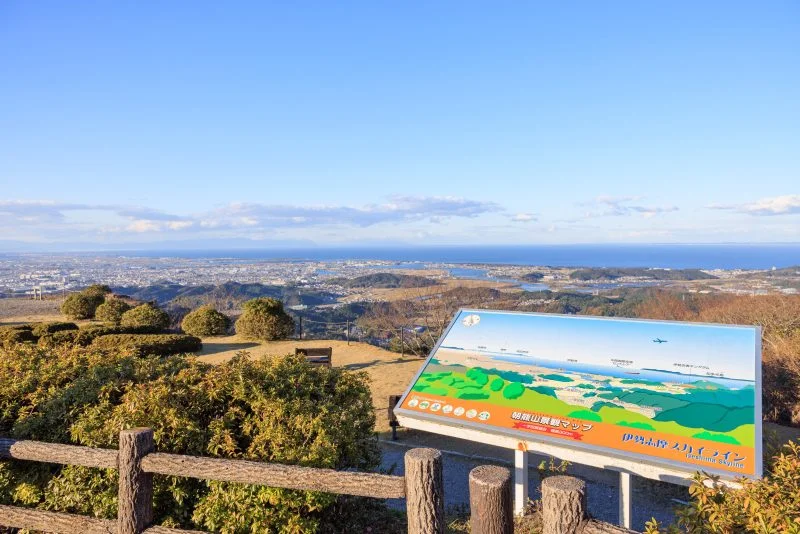無料壁紙 一宇田展望台にある朝熊山景観マップ。PCとデスクトップ壁紙に最適な4K高画質の無料壁紙。三重県伊勢市の一宇田展望台で撮影したフリー写真素材