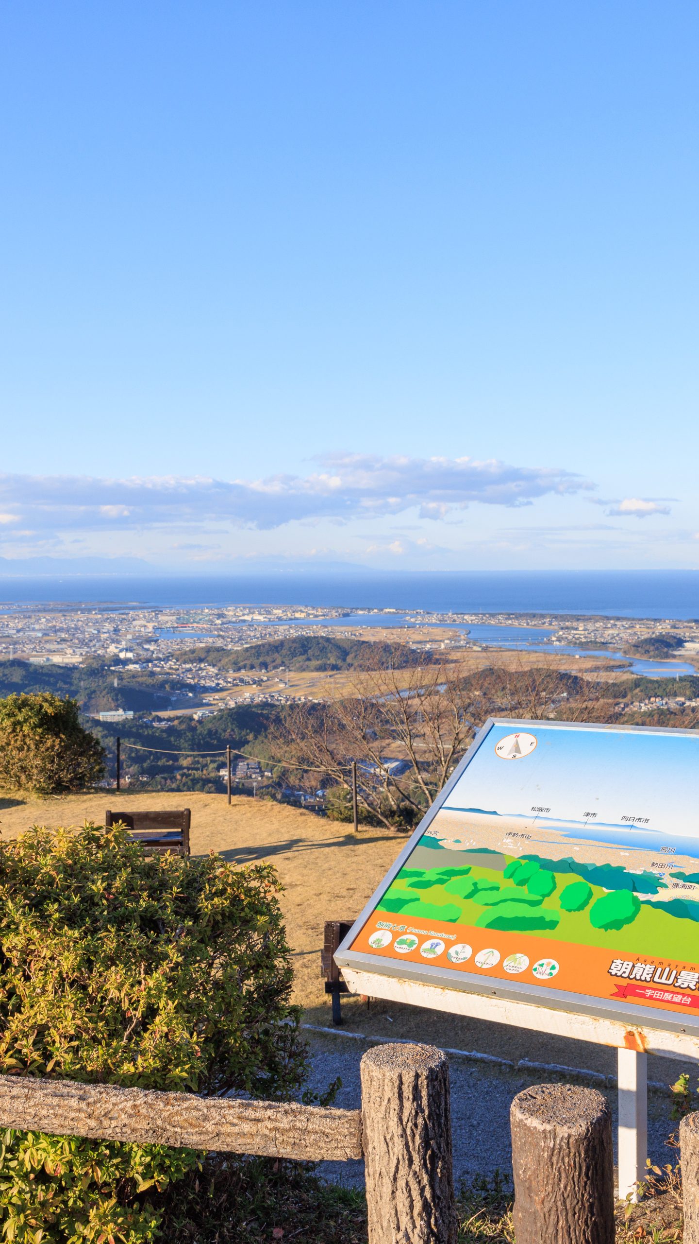 無料壁紙 一宇田展望台にある朝熊山景観マップ。PCとデスクトップ壁紙に最適な4K高画質の無料壁紙。三重県伊勢市の一宇田展望台で撮影したフリー写真素材