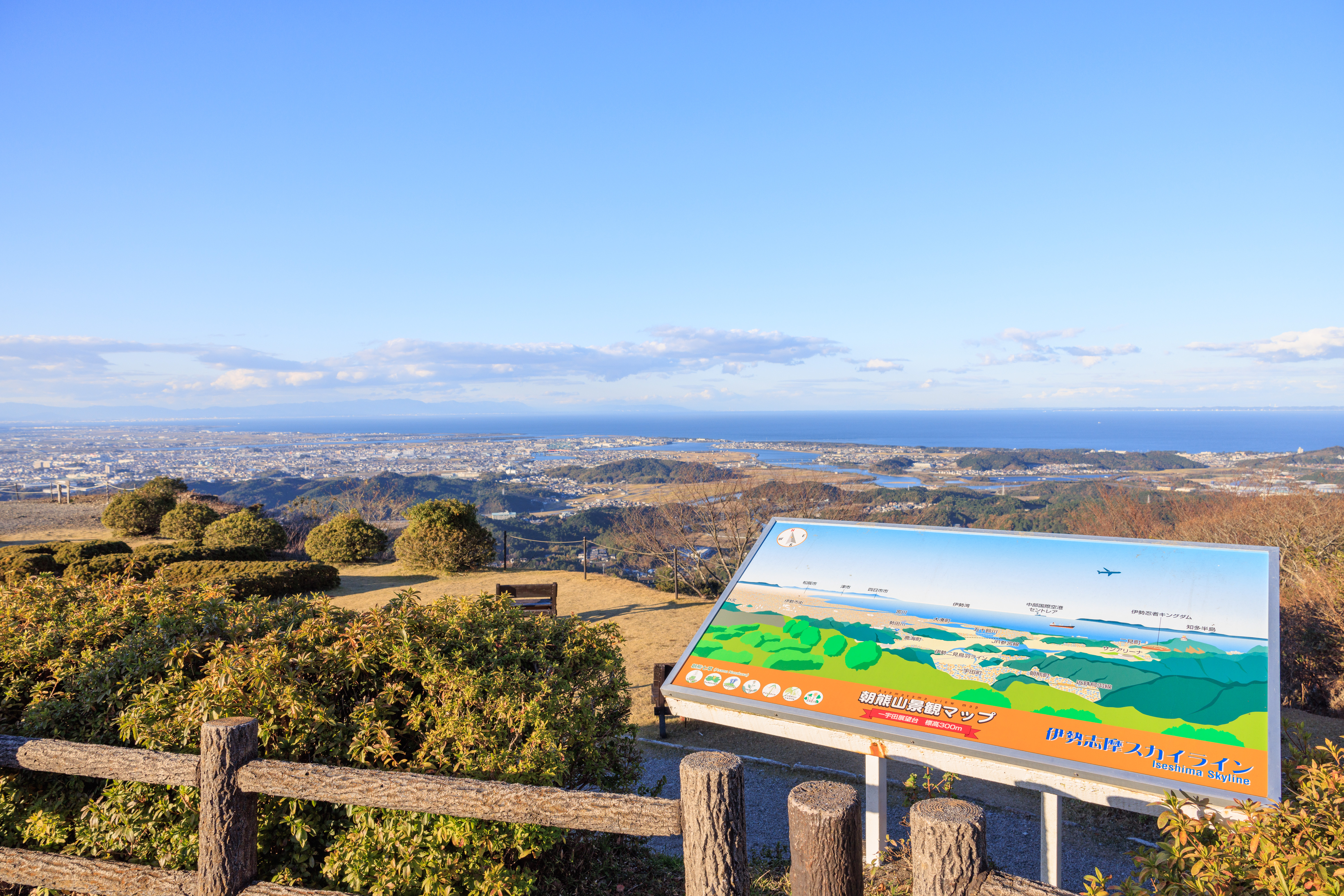 無料壁紙 一宇田展望台にある朝熊山景観マップ。PCとデスクトップ壁紙に最適な4K高画質の無料壁紙。三重県伊勢市の一宇田展望台で撮影したフリー写真素材