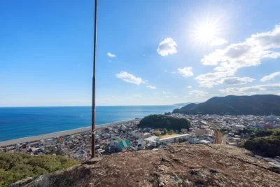 無料壁紙 頂上の岩からの眺め。PCとデスクトップ壁紙に最適な4K高画質の無料壁紙。三重県熊野市の華城山で撮影したフリー写真素材