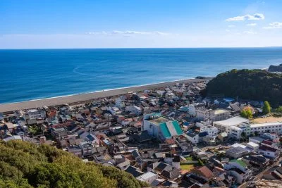 無料壁紙 頂上から七里御浜を眺める。PCとデスクトップ壁紙に最適な4K高画質の無料壁紙。三重県熊野市の華城山で撮影したフリー写真素材