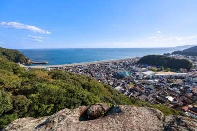 無料壁紙 頂上から鬼ヶ城側を眺める。PCとデスクトップ壁紙に最適な4K高画質の無料壁紙。三重県熊野市の華城山で撮影したフリー写真素材