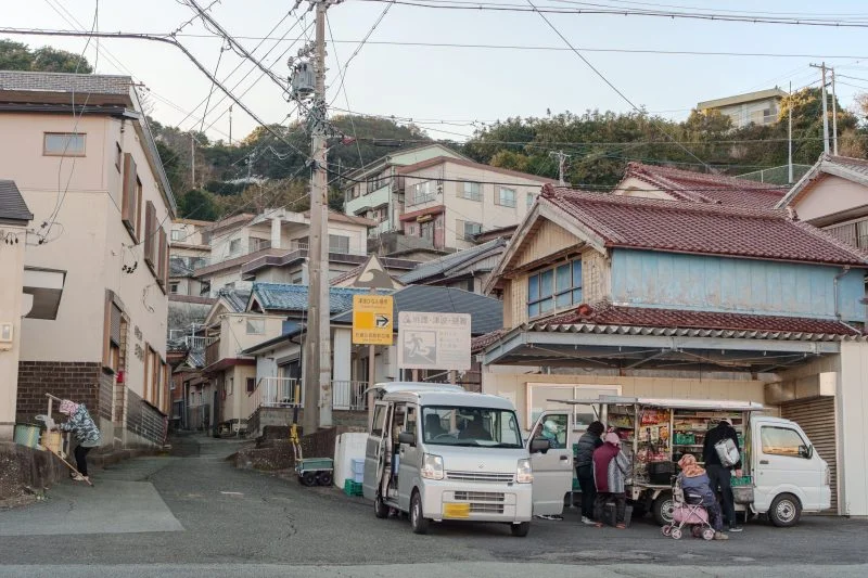 無料壁紙 移動販売の車でお買い物する町民の方々。PCとデスクトップ壁紙に最適な4K高画質の無料壁紙。三重県鳥羽市の石鏡町で撮影したフリー写真素材