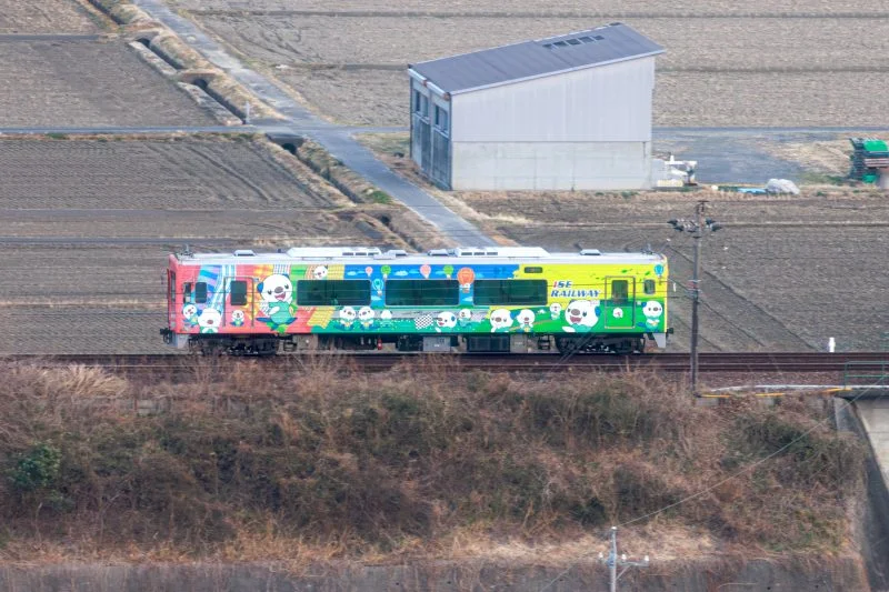 無料壁紙 鈴鹿の街を走るミジュマルトレイン。PCとデスクトップ壁紙に最適な4K高画質の無料壁紙。三重県鈴鹿市の鈴鹿市役所 15階展望ロビーで撮影したフリー写真素材