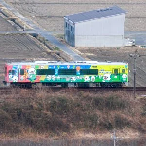 無料壁紙 鈴鹿の街を走るミジュマルトレイン。PCとデスクトップ壁紙に最適な4K高画質の無料壁紙。三重県鈴鹿市の鈴鹿市役所 15階展望ロビーで撮影したフリー写真素材