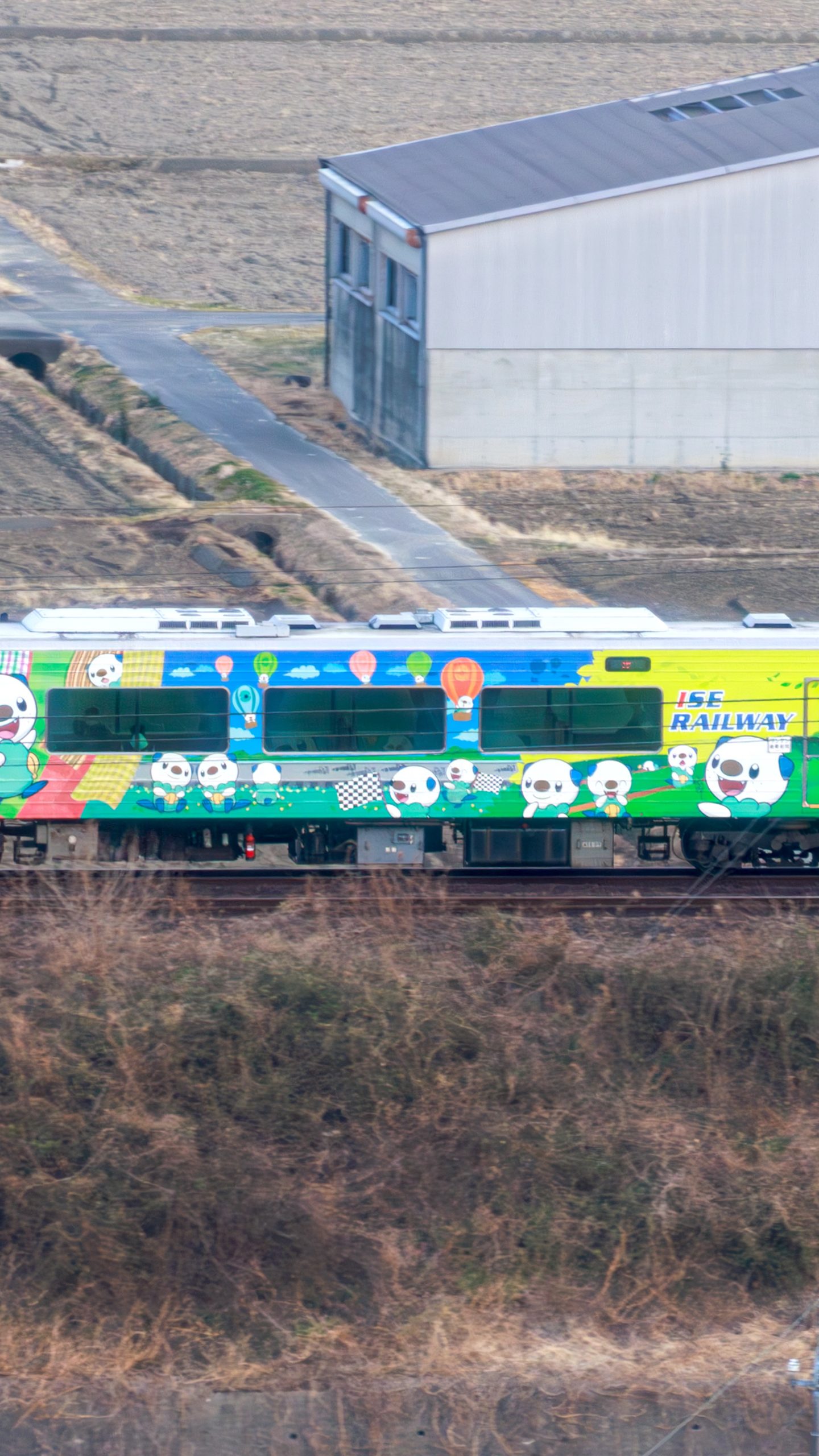 鈴鹿の街を走るミジュマルトレイン(三重県鈴鹿市・鈴鹿市役所 15階展望ロビー)