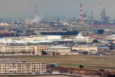 無料壁紙 鈴鹿の街並みと四日市コンビナートと伊勢鉄道。PCとデスクトップ壁紙に最適な4K高画質の無料壁紙。三重県鈴鹿市の鈴鹿市役所 15階展望ロビーで撮影したフリー写真素材