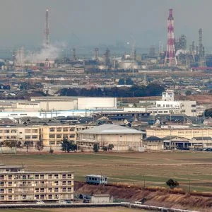 無料壁紙 鈴鹿の街並みと四日市コンビナートと伊勢鉄道。PCとデスクトップ壁紙に最適な4K高画質の無料壁紙。三重県鈴鹿市の鈴鹿市役所 15階展望ロビーで撮影したフリー写真素材