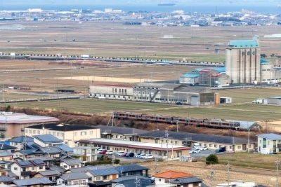 無料壁紙 少し遠くに見えるJRの列車。PCとデスクトップ壁紙に最適な4K高画質の無料壁紙。三重県鈴鹿市の鈴鹿市役所 15階展望ロビーで撮影したフリー写真素材