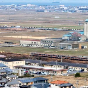 無料壁紙 少し遠くに見えるJRの列車。PCとデスクトップ壁紙に最適な4K高画質の無料壁紙。三重県鈴鹿市の鈴鹿市役所 15階展望ロビーで撮影したフリー写真素材