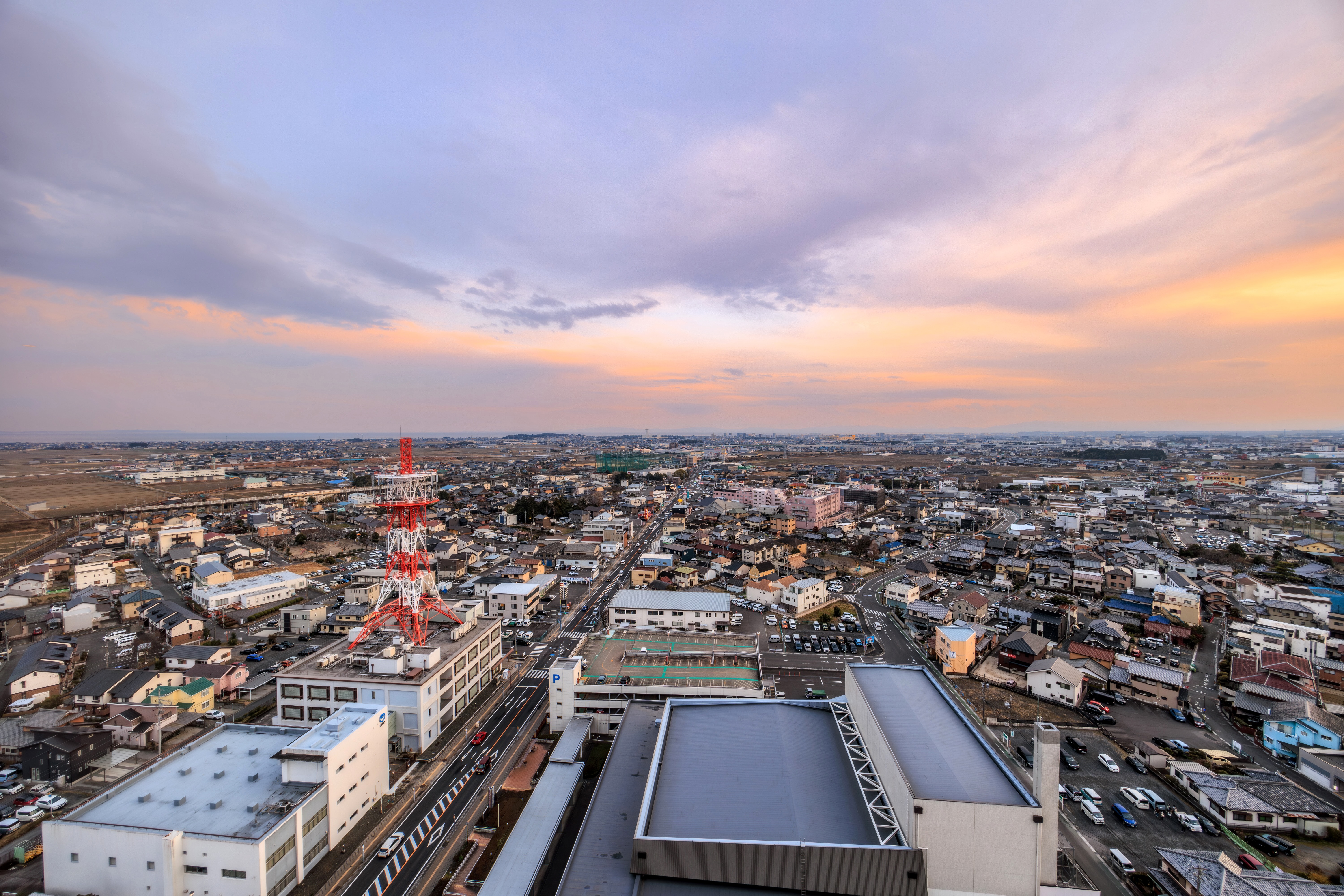 無料壁紙 展望ロビーから眺める鈴鹿市の街並みと夕焼け。PCとデスクトップ壁紙に最適な4K高画質の無料壁紙。三重県鈴鹿市の鈴鹿市役所 15階展望ロビーで撮影したフリー写真素材