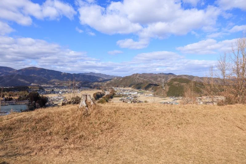 無料壁紙 山頂の様子。PCとデスクトップ壁紙に最適な4K高画質の無料壁紙。三重県多気町の五箇篠山城跡で撮影したフリー写真素材