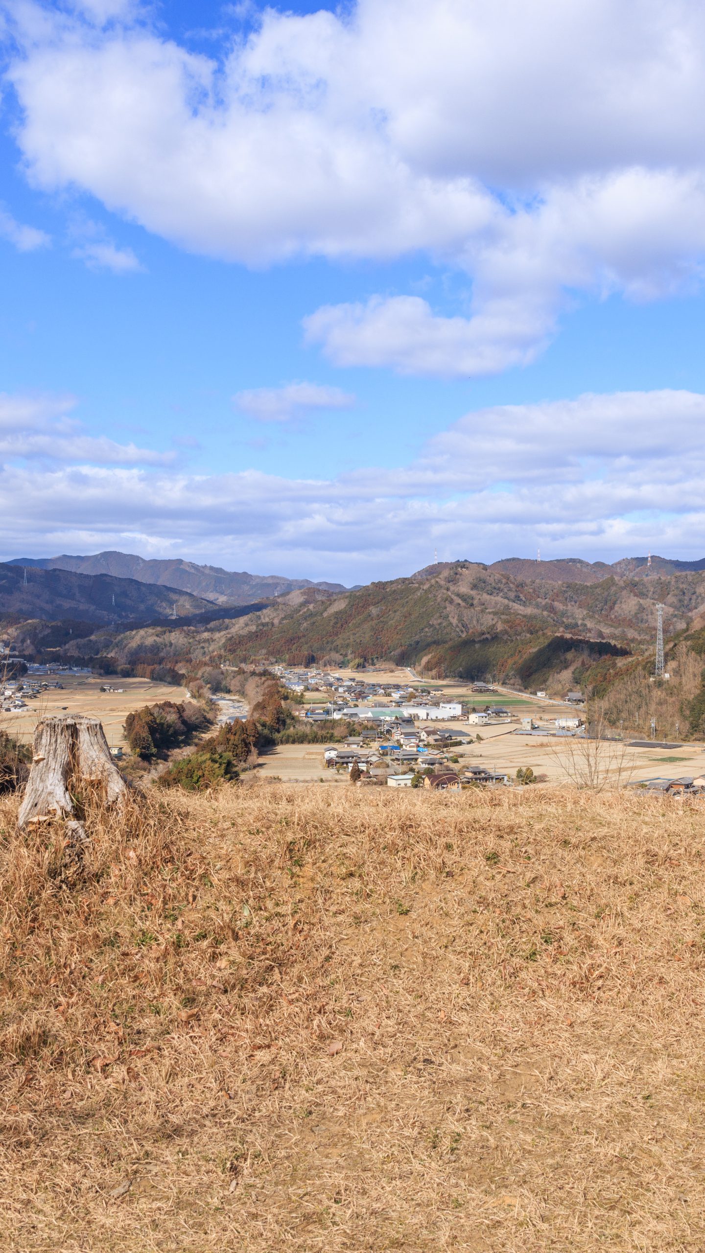 無料壁紙 山頂の様子。PCとデスクトップ壁紙に最適な4K高画質の無料壁紙。三重県多気町の五箇篠山城跡で撮影したフリー写真素材