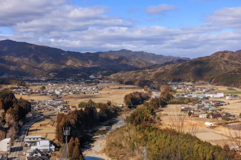 無料壁紙 山頂から眺める町並み。PCとデスクトップ壁紙に最適な4K高画質の無料壁紙。三重県多気町の五箇篠山城跡で撮影したフリー写真素材