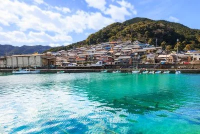 無料壁紙 透き通った海と町並み。PCとデスクトップ壁紙に最適な4K高画質の無料壁紙。三重県尾鷲市の古江町で撮影したフリー写真素材