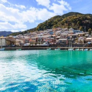 無料壁紙 透き通った海と町並み。PCとデスクトップ壁紙に最適な4K高画質の無料壁紙。三重県尾鷲市の古江町で撮影したフリー写真素材