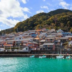 無料壁紙 山の斜面に広がる町。PCとデスクトップ壁紙に最適な4K高画質の無料壁紙。三重県尾鷲市の古江町で撮影したフリー写真素材