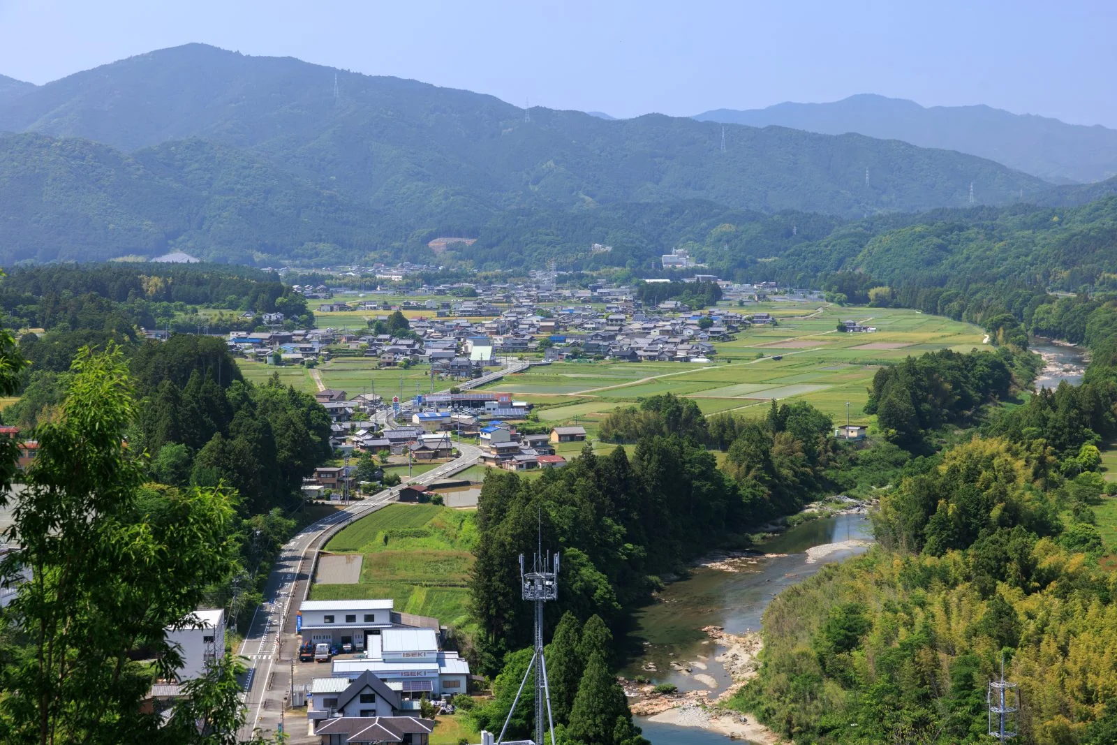 無料壁紙 新緑の多気町。PCとデスクトップ壁紙に最適な4K高画質の無料壁紙。三重県多気町の五箇篠山城跡で撮影したフリー写真素材