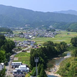 無料壁紙 新緑の多気町。PCとデスクトップ壁紙に最適な4K高画質の無料壁紙。三重県多気町の五箇篠山城跡で撮影したフリー写真素材