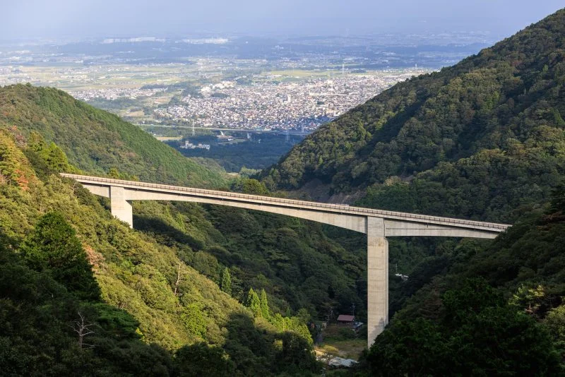 無料壁紙 かもしか大橋と菰野町の町並みと。PCとデスクトップ壁紙に最適な4K高画質の無料壁紙。三重県菰野町の鈴鹿スカイラインで撮影したフリー写真素材